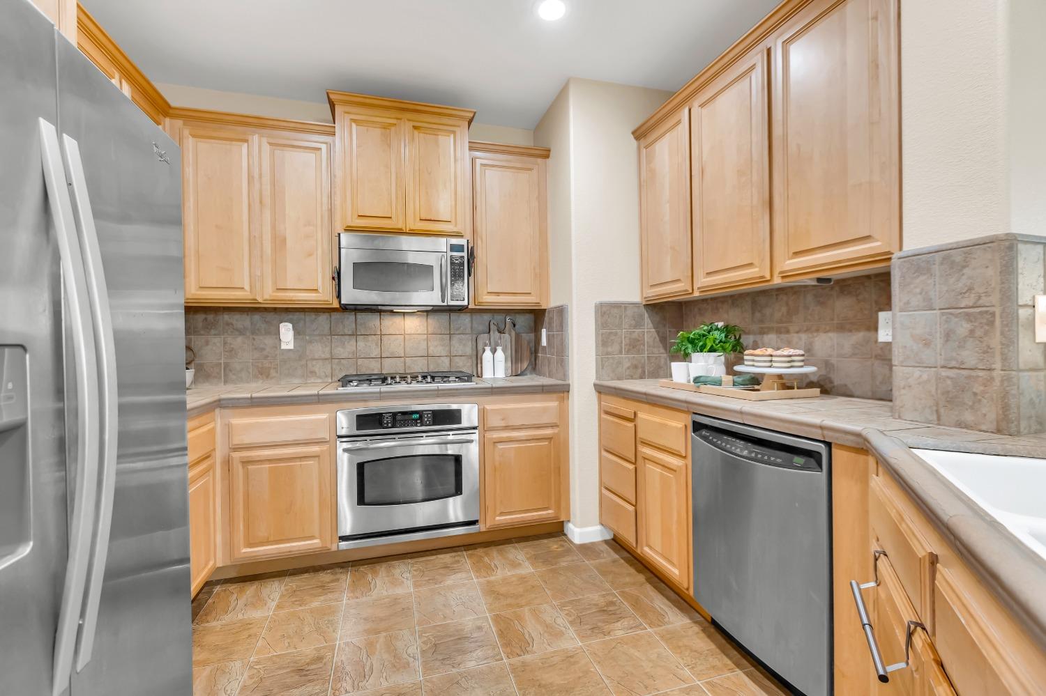 Detail Gallery Image 10 of 54 For 3063 Brunnet Ln, Sacramento,  CA 95833 - 3 Beds | 2 Baths