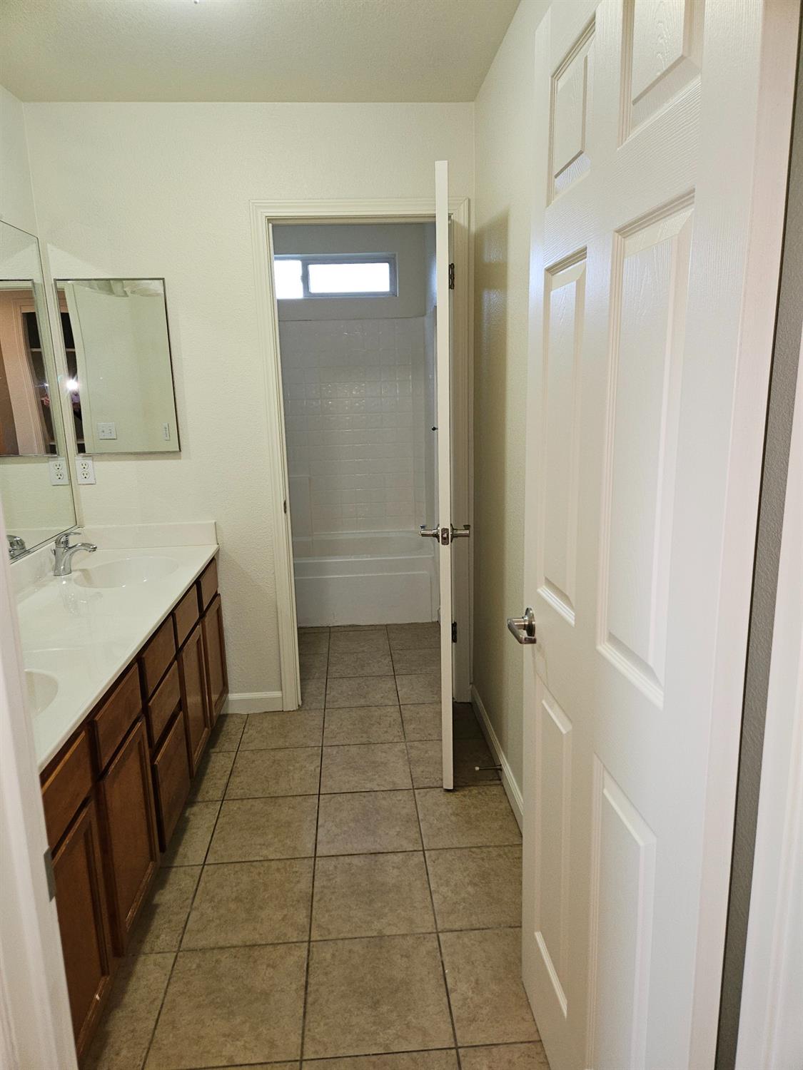 Detail Gallery Image 9 of 16 For 1417 Ramsgate Dr, Modesto,  CA 95355 - 5 Beds | 2/1 Baths