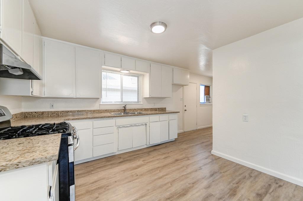 Detail Gallery Image 9 of 22 For 1956 Grand Ave, Sacramento,  CA 95838 - 2 Beds | 1 Baths