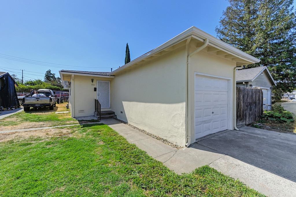 Detail Gallery Image 3 of 22 For 1956 Grand Ave, Sacramento,  CA 95838 - 2 Beds | 1 Baths