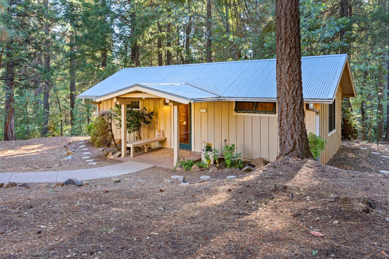 Detail Gallery Image 9 of 99 For 10895 Scotts Flat Dam Road, Nevada City,  CA 95959 - 3 Beds | 2 Baths