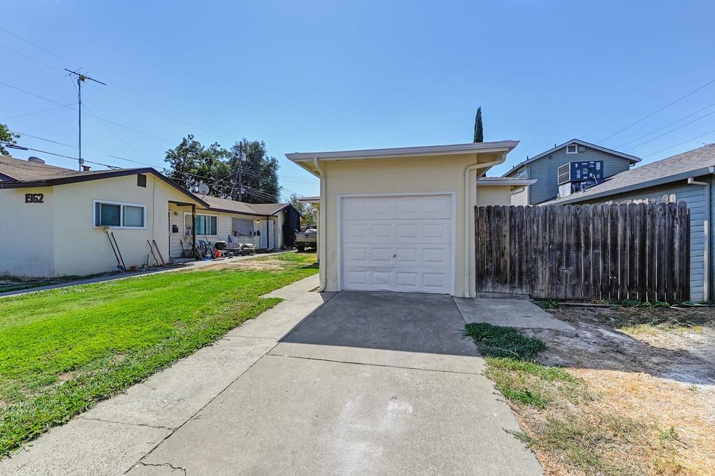 Detail Gallery Image 2 of 22 For 1956 Grand Ave, Sacramento,  CA 95838 - 2 Beds | 1 Baths