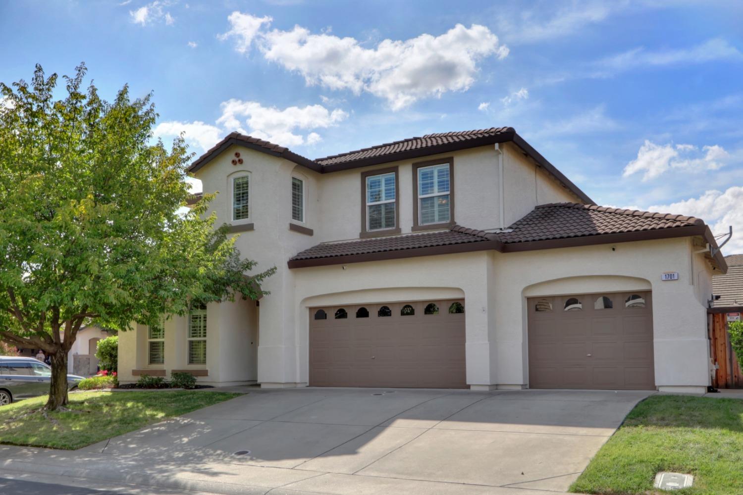 Detail Gallery Image 2 of 53 For 1701 Fontenay Way, Roseville,  CA 95747 - 4 Beds | 3 Baths