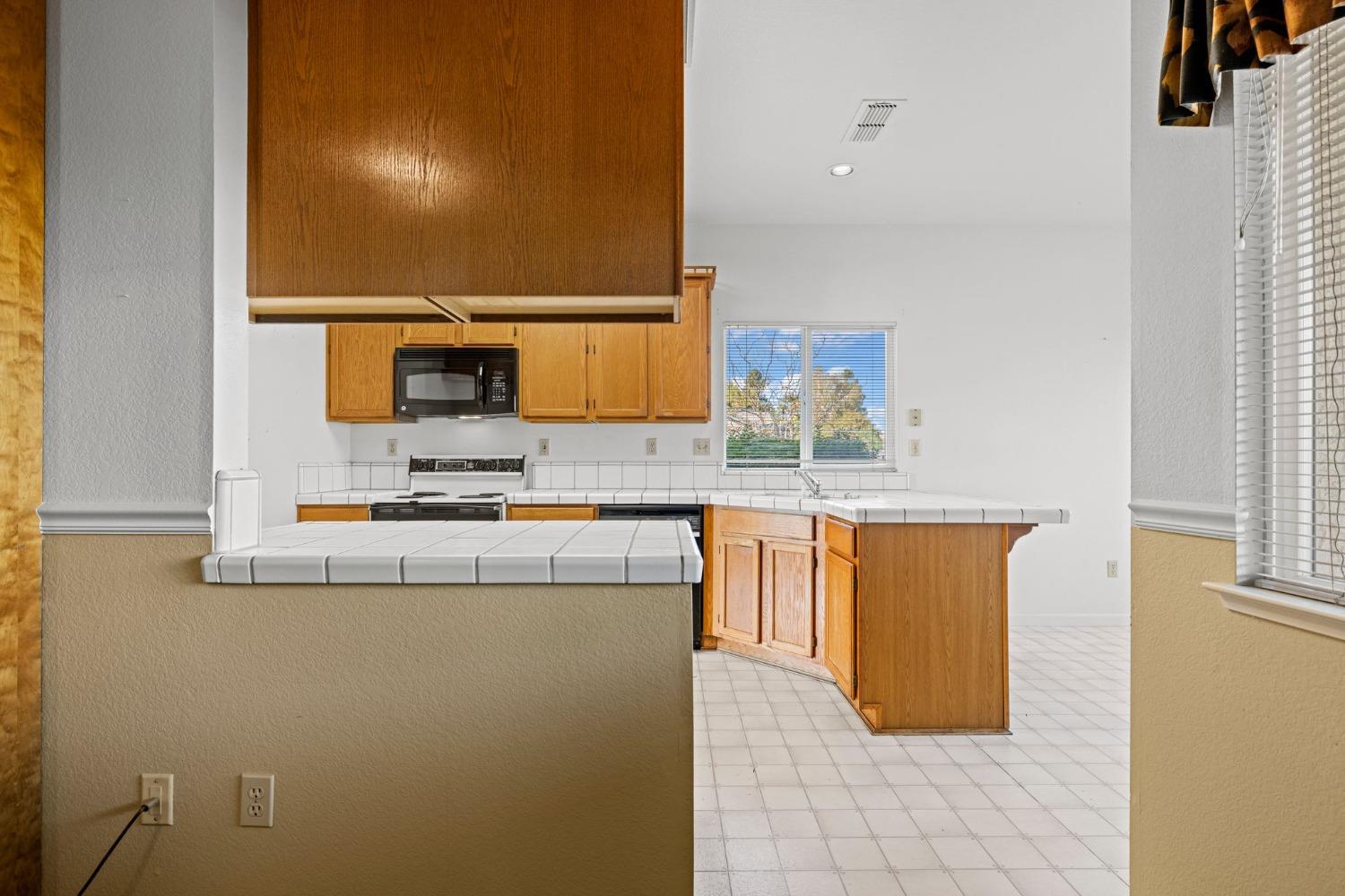 Detail Gallery Image 11 of 47 For 1110 Yolanda Dr, Yuba City,  CA 95993 - 3 Beds | 2 Baths