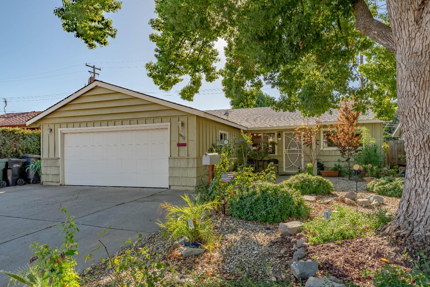 Detail Gallery Image 1 of 23 For 5978 Marlin Cir, Carmichael,  CA 95608 - 4 Beds | 2 Baths