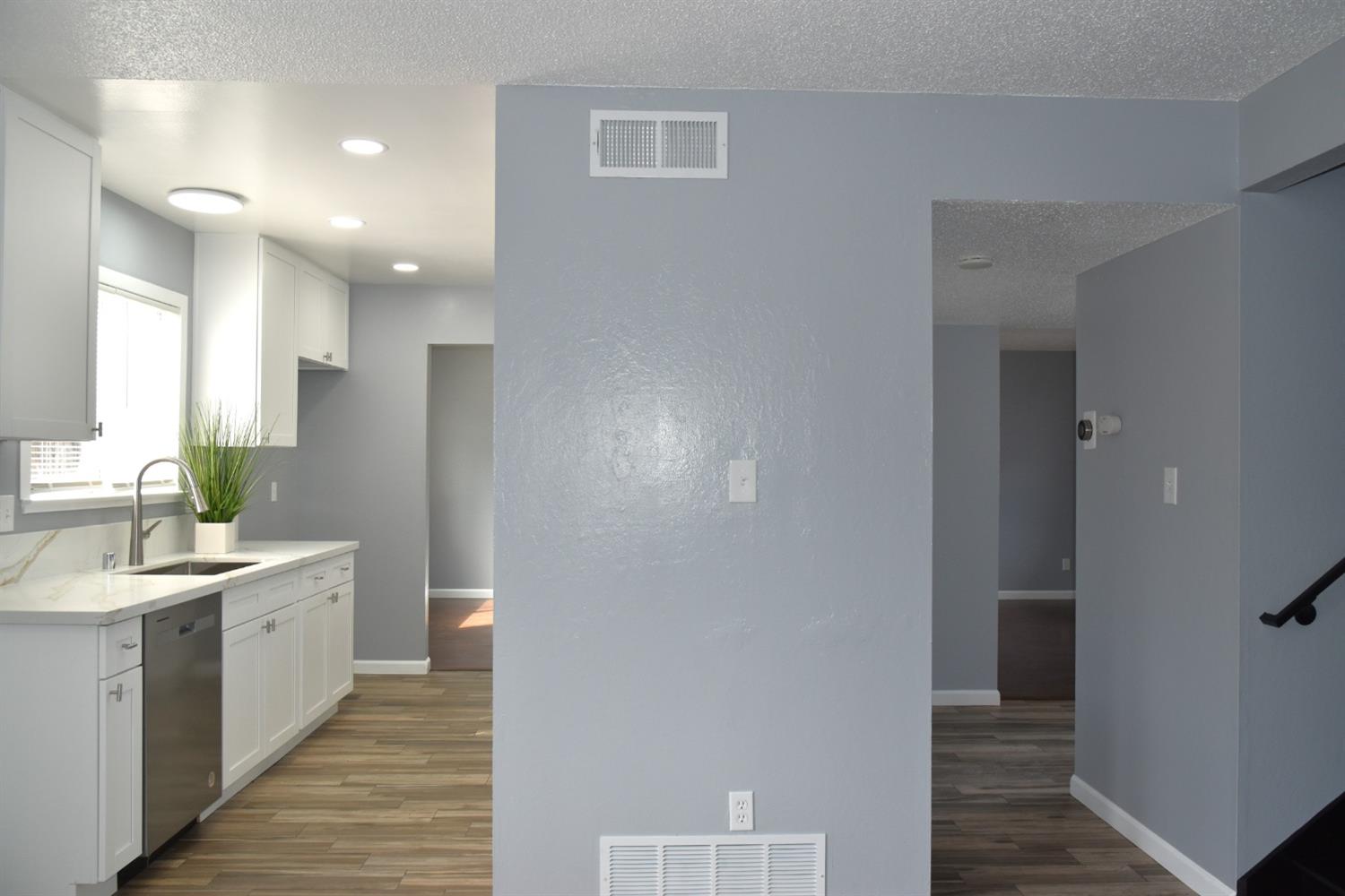 Detail Gallery Image 9 of 24 For 7220 Gilmour Ct, Sacramento,  CA 95828 - 4 Beds | 2/1 Baths