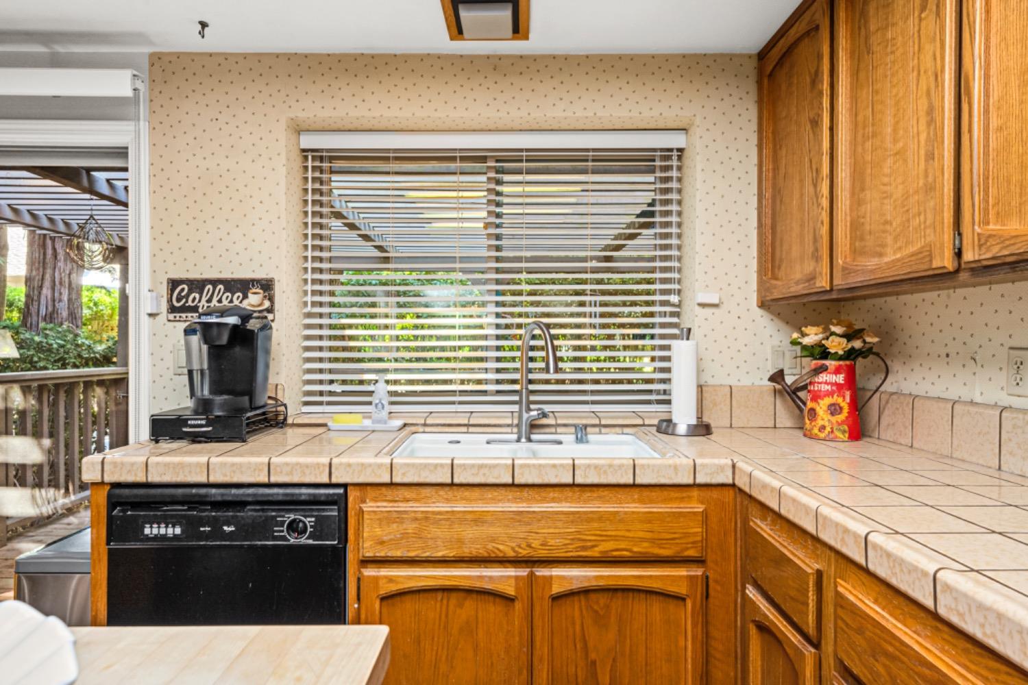 Detail Gallery Image 6 of 46 For 7018 San Felipe Ct, Citrus Heights,  CA 95621 - 3 Beds | 2 Baths