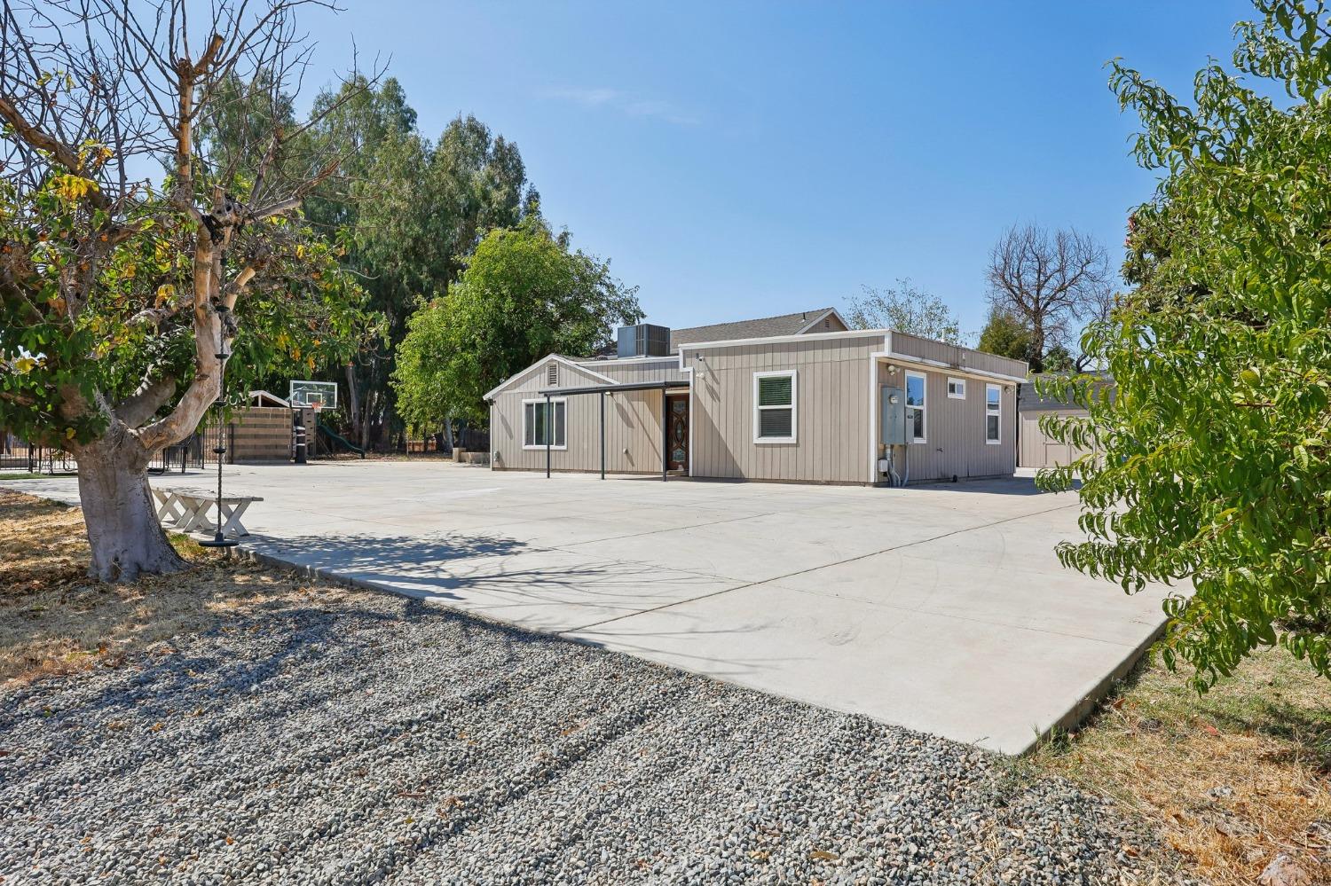 Detail Gallery Image 2 of 41 For 8096 Dierks Rd, Sacramento,  CA 95830 - 3 Beds | 2 Baths