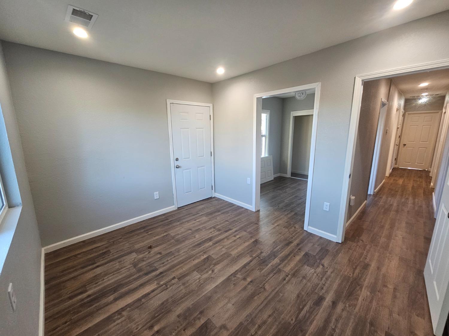 Detail Gallery Image 4 of 7 For 4991 44th St, Sacramento,  CA 95820 - 4 Beds | 2 Baths