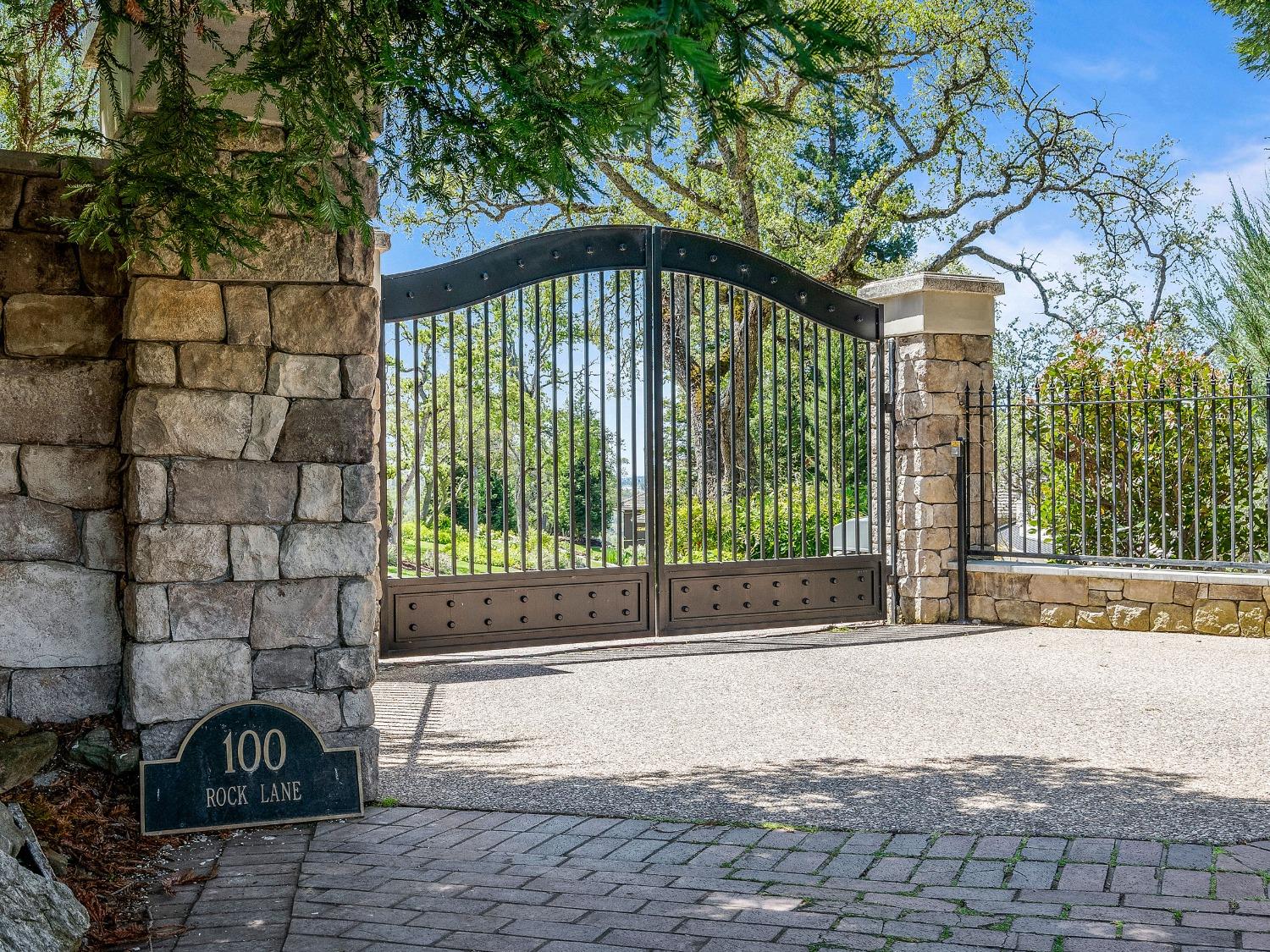 Detail Gallery Image 4 of 59 For 100 Rock Ln, El Dorado Hills,  CA 95762 - 9 Beds | 10/1 Baths