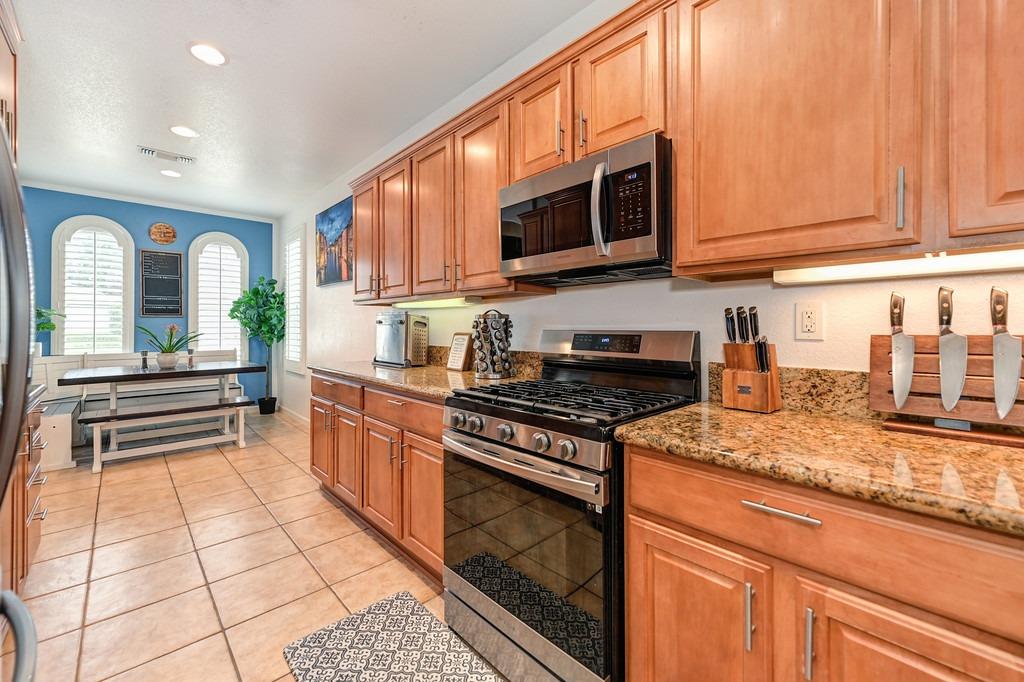 Detail Gallery Image 9 of 29 For 308 Dinis Cottage Ct, Lincoln,  CA 95648 - 3 Beds | 2 Baths