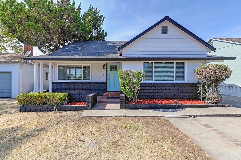 Detail Gallery Image 1 of 1 For 3011 Del Paso Blvd, Sacramento,  CA 95815 - 3 Beds | 2 Baths