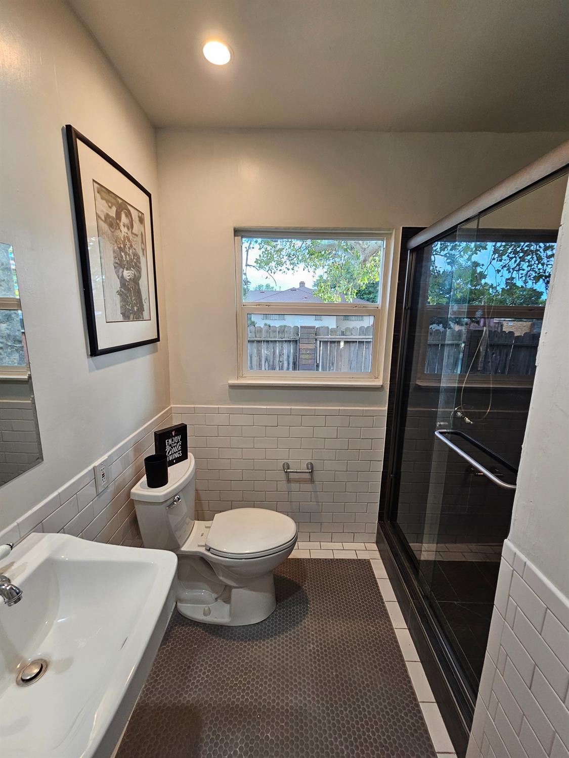 Detail Gallery Image 3 of 7 For 4991 44th St, Sacramento,  CA 95820 - 4 Beds | 2 Baths