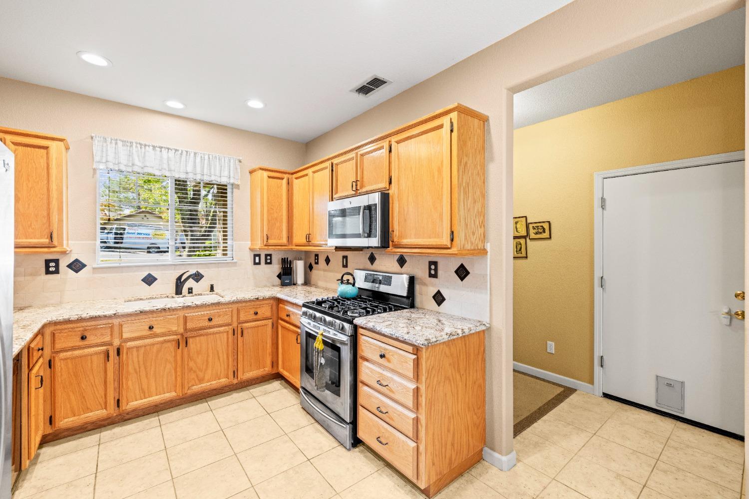 Detail Gallery Image 9 of 37 For 3005 Chimney Ct, Rocklin,  CA 95765 - 2 Beds | 2 Baths