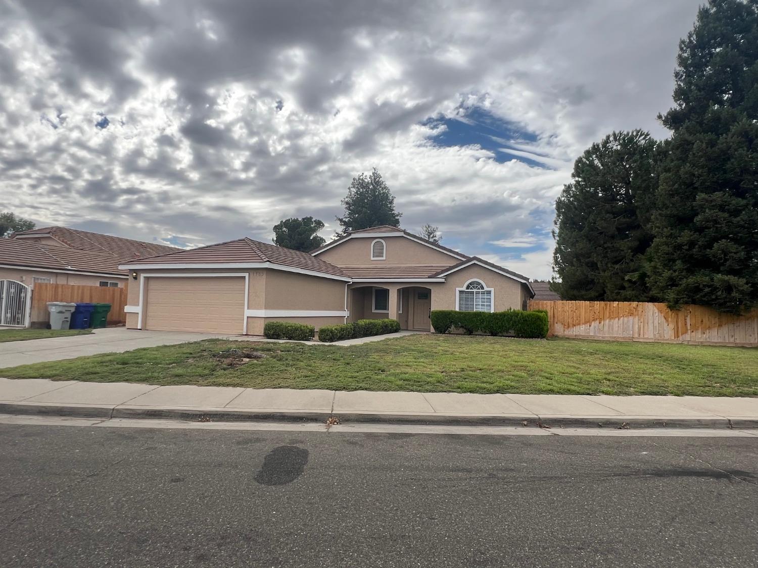 Detail Gallery Image 2 of 27 For 1783 Augusta Ln, Atwater,  CA 95301 - 5 Beds | 2 Baths