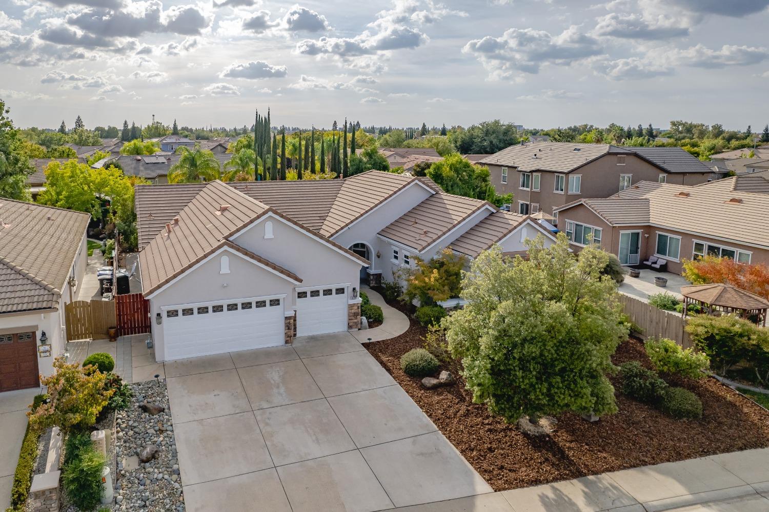 Detail Gallery Image 2 of 45 For 3354 Brix Way, Rancho Cordova,  CA 95670 - 5 Beds | 3 Baths