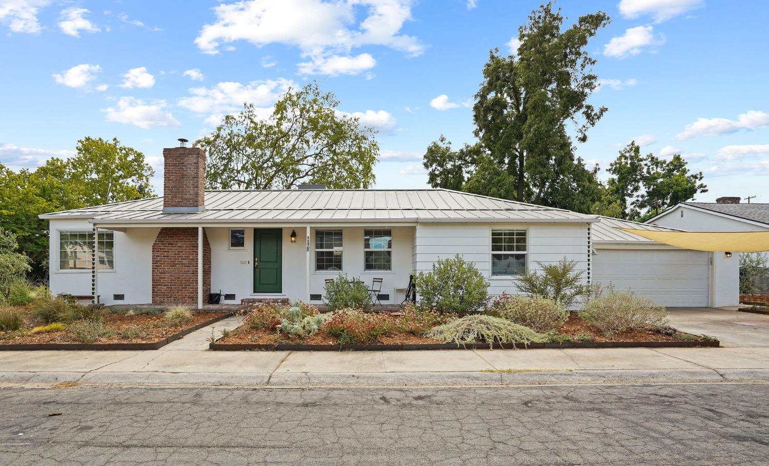 Detail Gallery Image 1 of 39 For 5290 I St, Sacramento,  CA 95819 - 3 Beds | 1/1 Baths