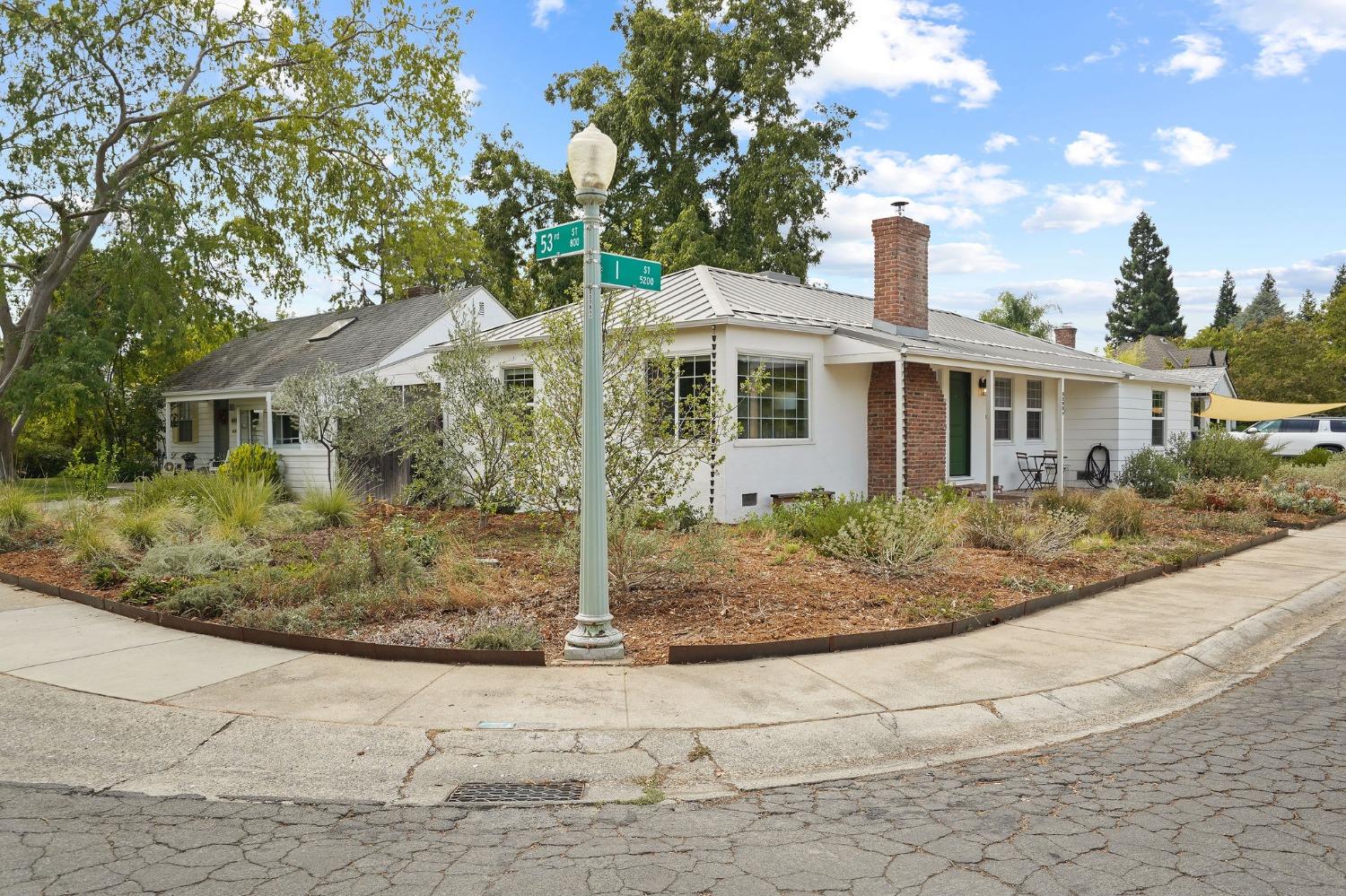 Detail Gallery Image 4 of 39 For 5290 I St, Sacramento,  CA 95819 - 3 Beds | 1/1 Baths