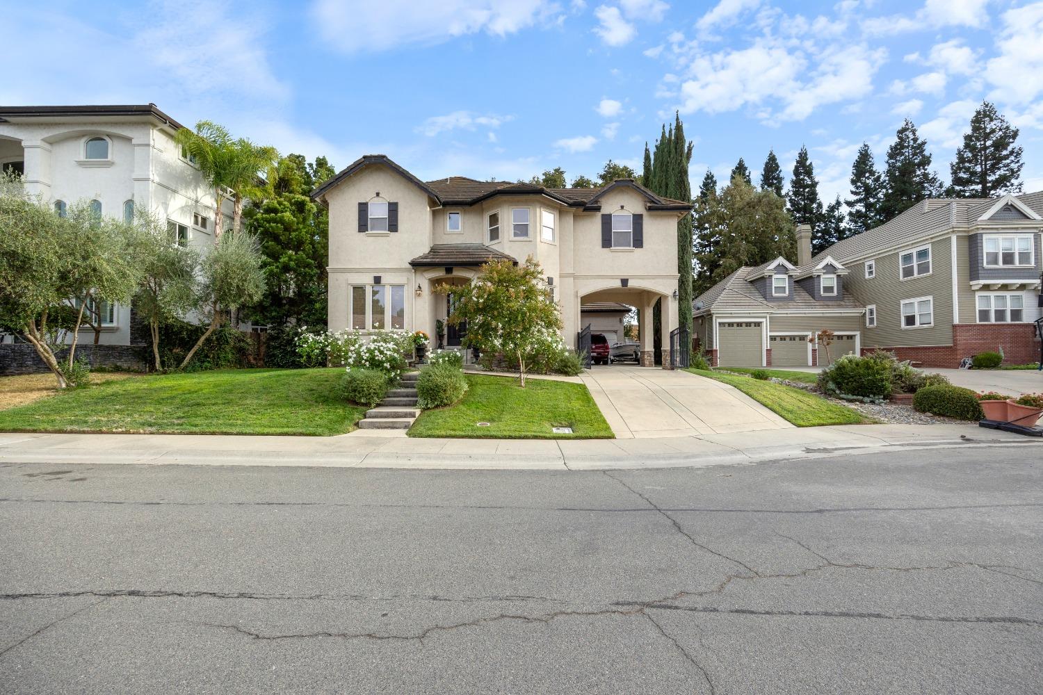 Detail Gallery Image 4 of 48 For 7724 Silva Ranch Way, Sacramento,  CA 95831 - 4 Beds | 4 Baths