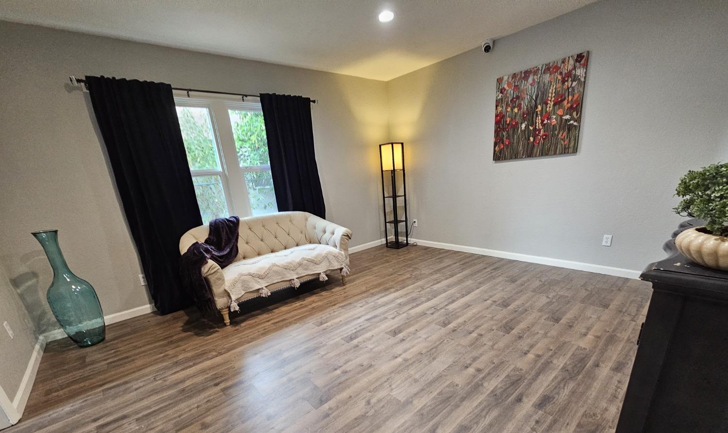 Detail Gallery Image 1 of 7 For 4991 44th St, Sacramento,  CA 95820 - 4 Beds | 2 Baths