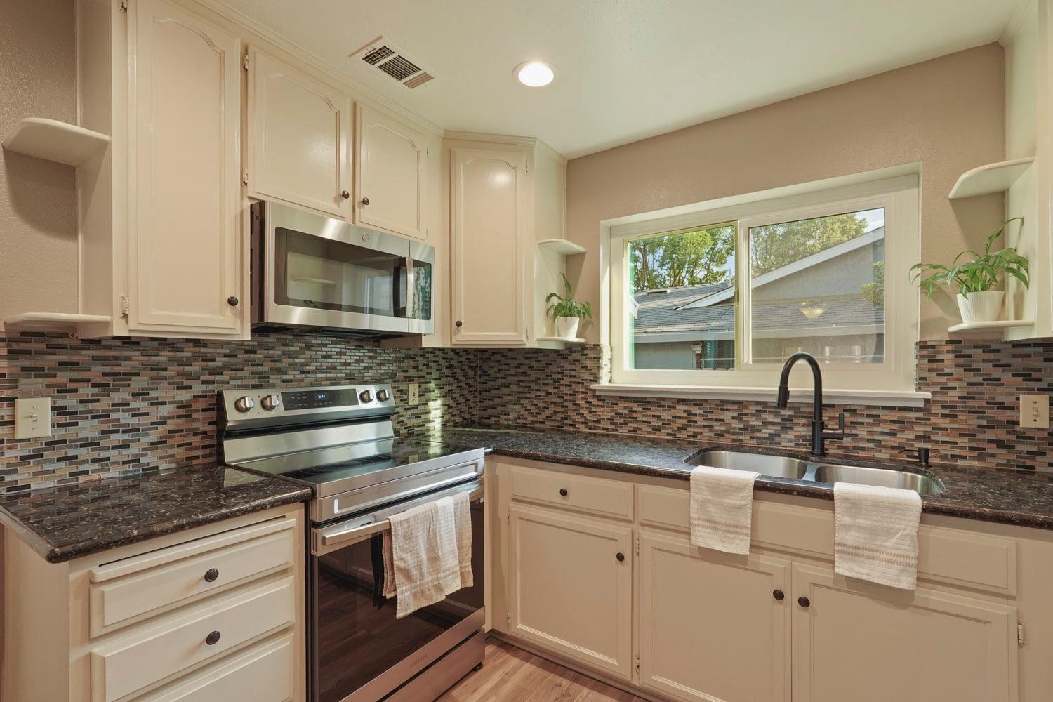 Detail Gallery Image 6 of 19 For 9223 Santa Maria Way, Stockton,  CA 95210 - 5 Beds | 2 Baths