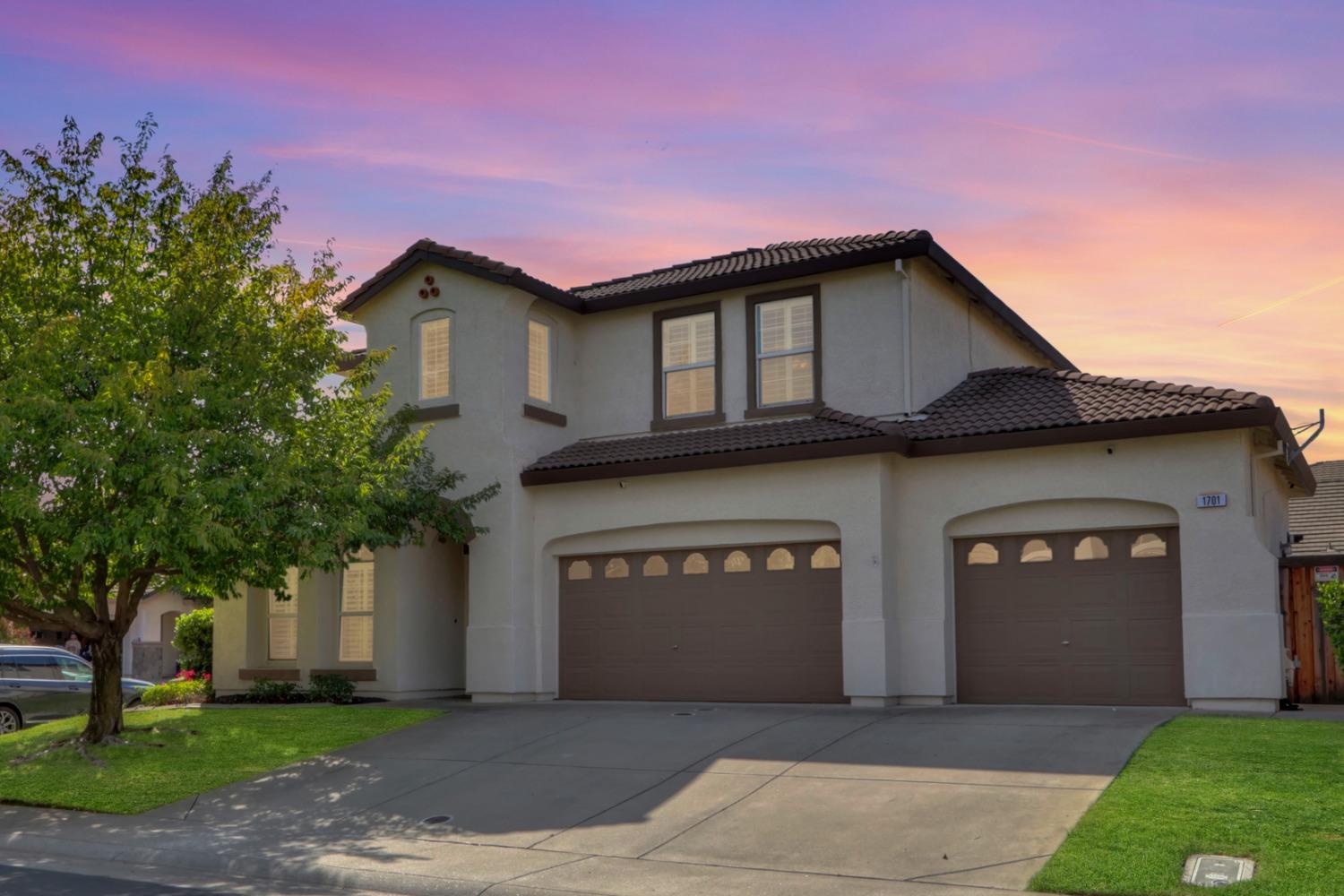 Detail Gallery Image 1 of 53 For 1701 Fontenay Way, Roseville,  CA 95747 - 4 Beds | 3 Baths