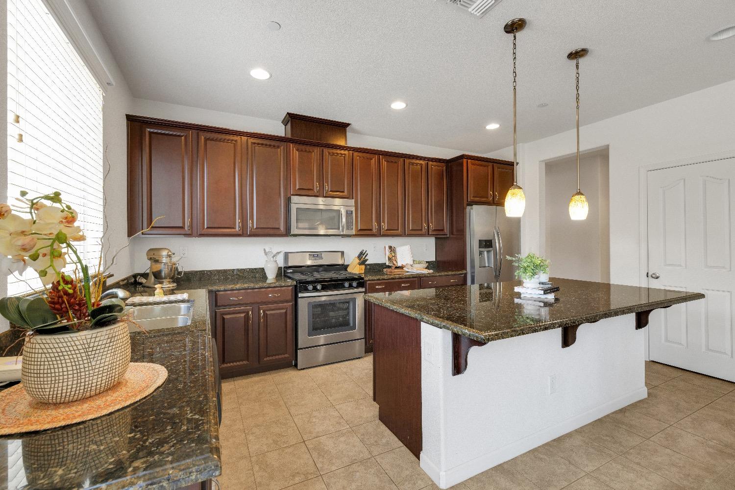 Detail Gallery Image 12 of 46 For 4024 Weathervane Way, Roseville,  CA 95747 - 3 Beds | 2/1 Baths