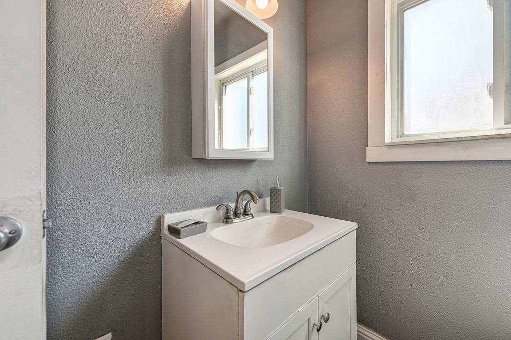 Detail Gallery Image 15 of 28 For 4740 Roosevelt Ave, Sacramento,  CA 95820 - 2 Beds | 1/1 Baths