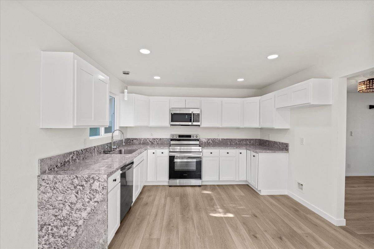 Detail Gallery Image 13 of 27 For 4832 Willowbrook Dr, Sacramento,  CA 95842 - 4 Beds | 2/1 Baths