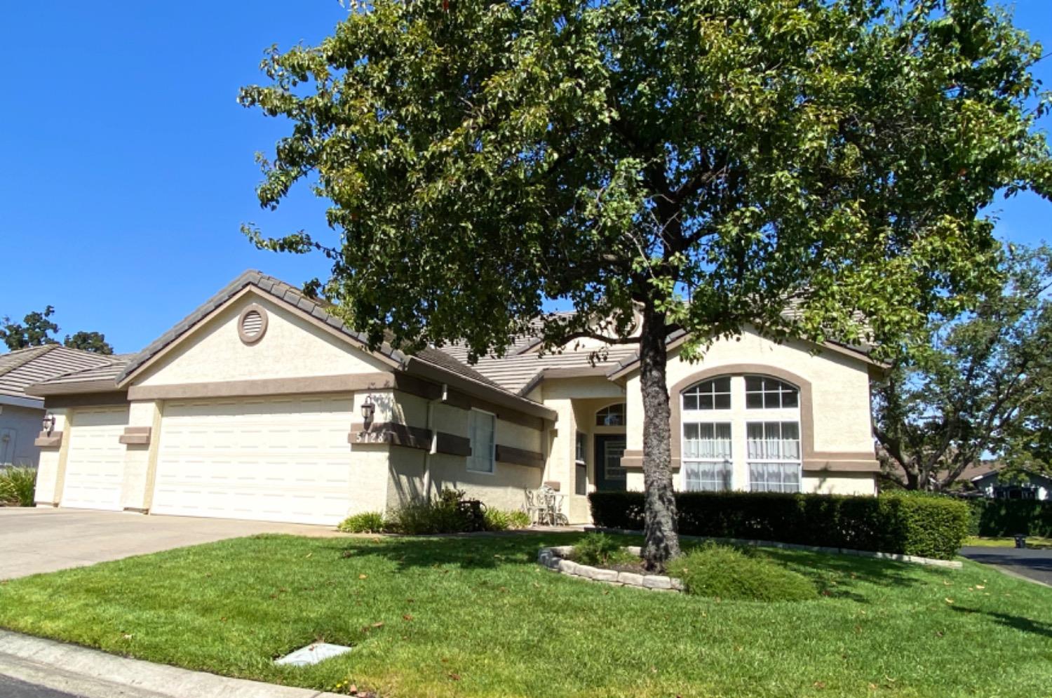 Detail Gallery Image 1 of 42 For 5128 Whisper Oaks Ln., Carmichael,  CA 95608 - 4 Beds | 2 Baths