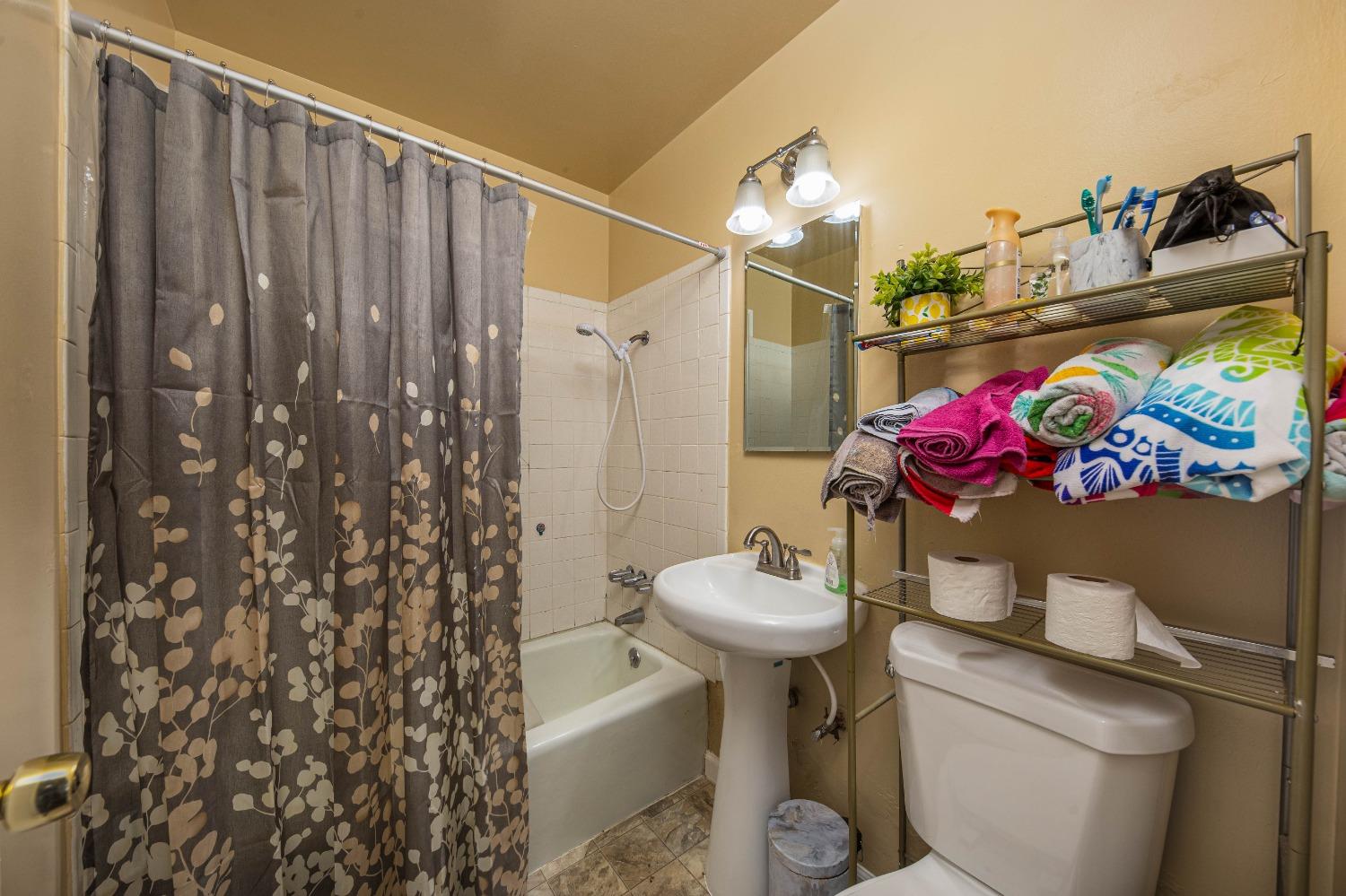 Detail Gallery Image 11 of 18 For 1208 Carlton Ave, Stockton,  CA 95203 - 3 Beds | 1 Baths