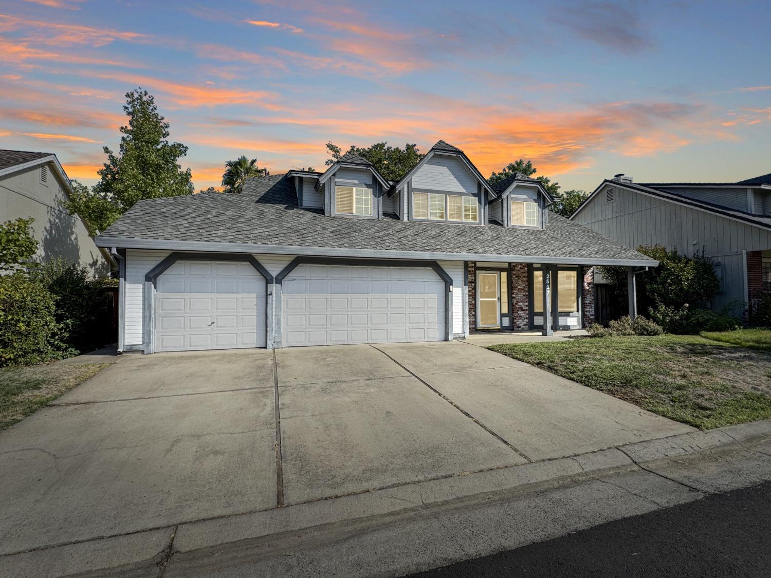 Detail Gallery Image 1 of 33 For 2537 Winsford Ln, Carmichael,  CA 95608 - 3 Beds | 2/1 Baths