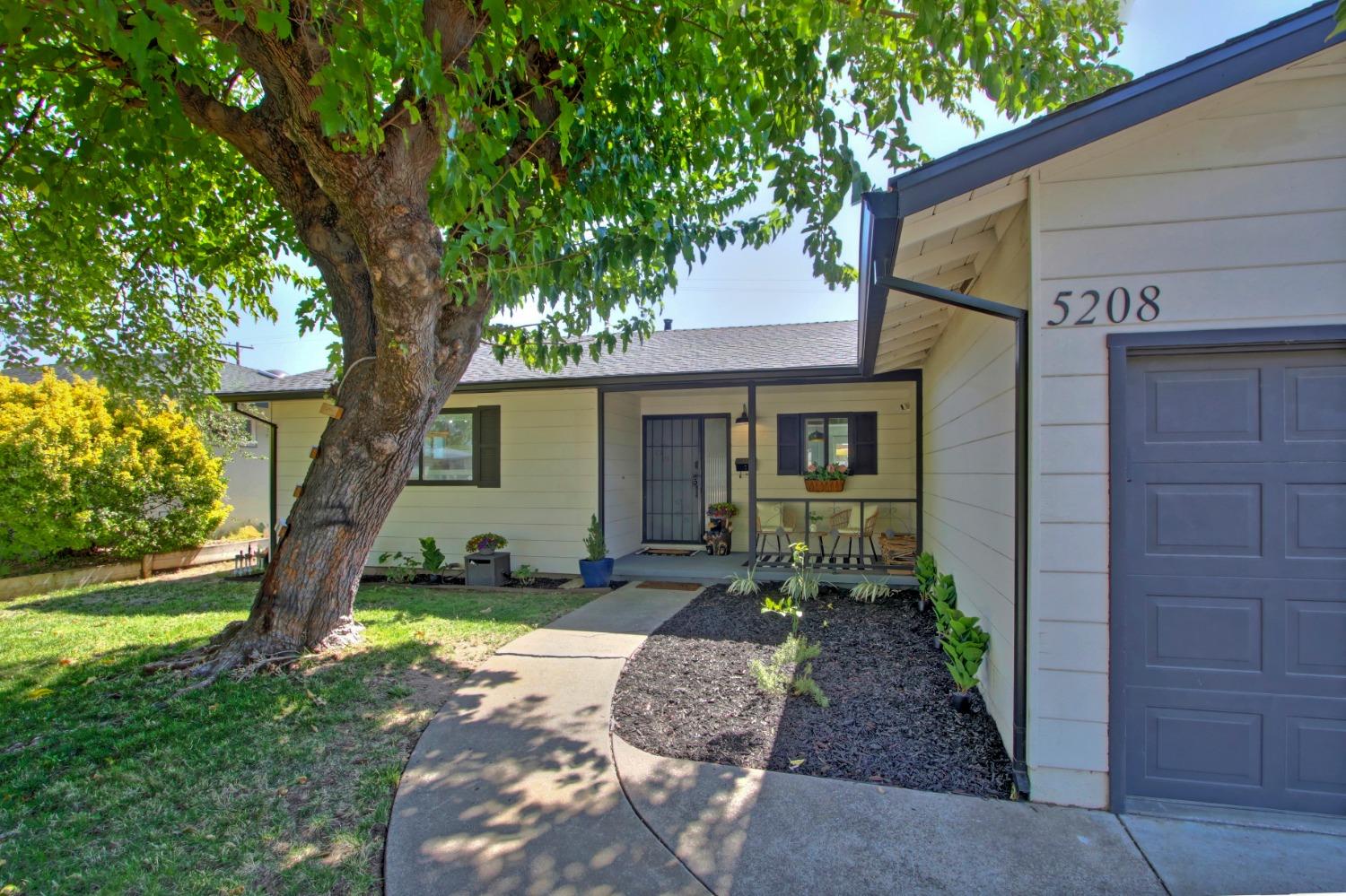 Detail Gallery Image 4 of 46 For 5208 Rambler Way, Sacramento,  CA 95864 - 3 Beds | 2 Baths