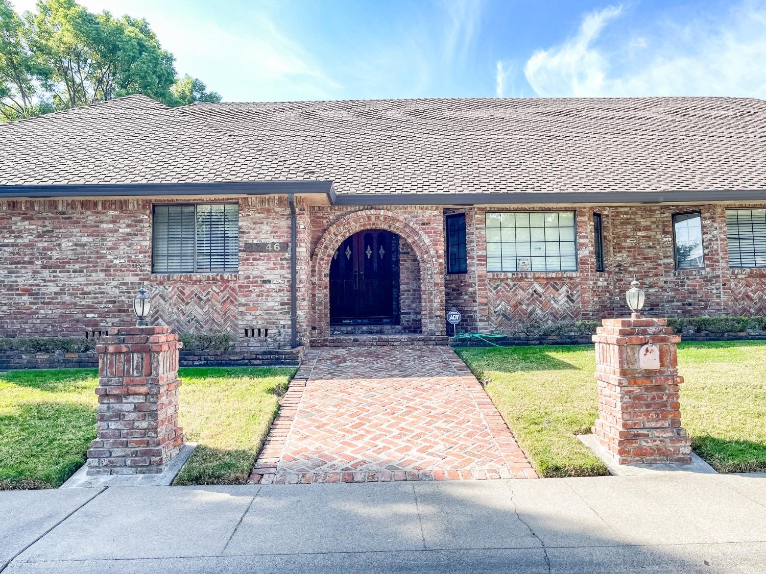 Detail Gallery Image 3 of 45 For 1246 Grand River Dr, Sacramento,  CA 95831 - 4 Beds | 2/1 Baths