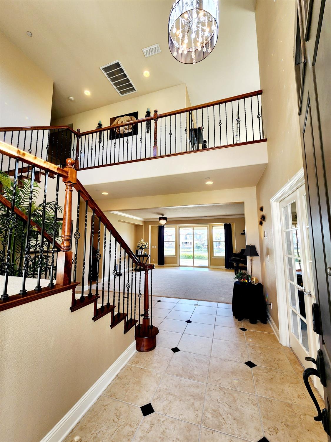 Detail Gallery Image 3 of 38 For 3895 Rollins Ct, West Sacramento,  CA 95691 - 5 Beds | 3/1 Baths