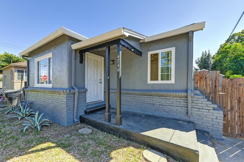 Detail Gallery Image 4 of 28 For 4740 Roosevelt Ave, Sacramento,  CA 95820 - 2 Beds | 1/1 Baths