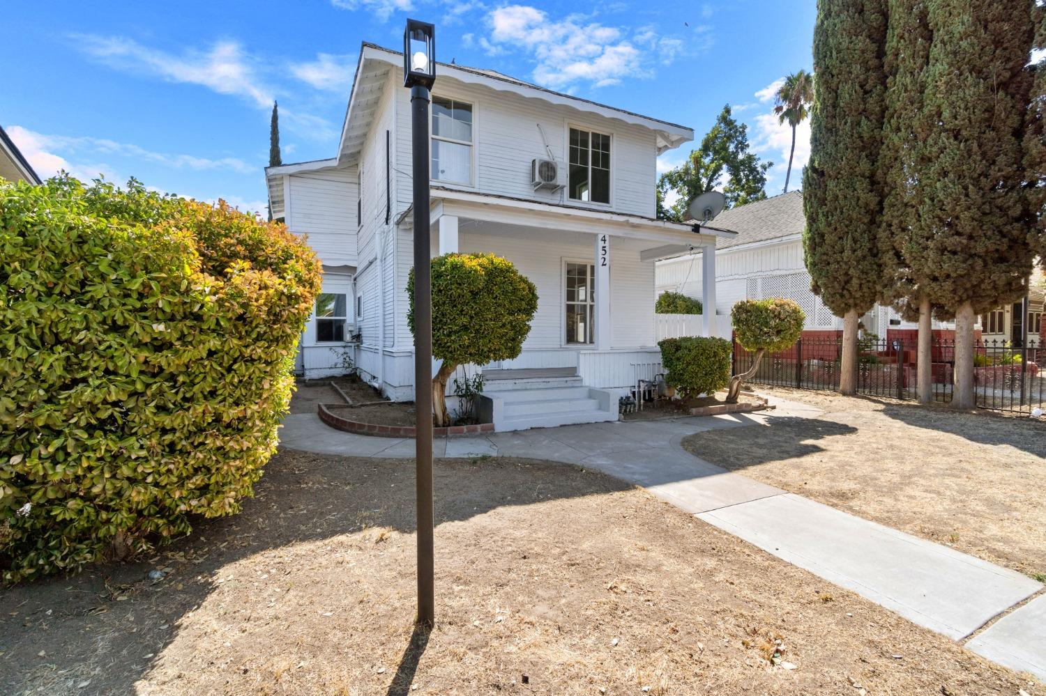 Detail Gallery Image 3 of 36 For 452 N Calaveras St, Fresno,  CA 93701 - 6 Beds | 4 Baths