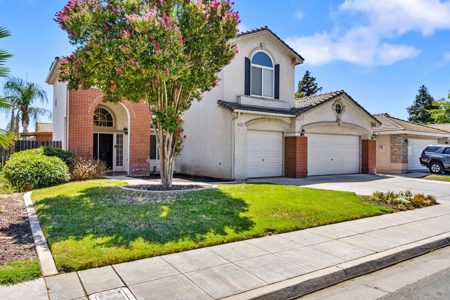 Detail Gallery Image 3 of 39 For 5241 W Bedford Ave, Fresno,  CA 93722 - 3 Beds | 2 Baths