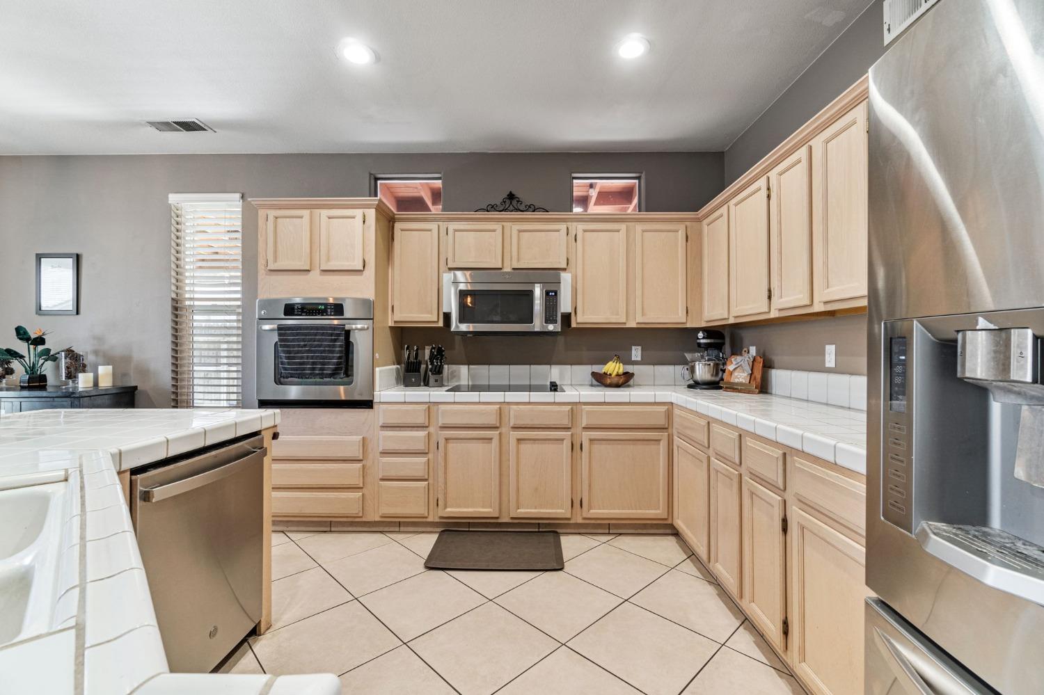 Detail Gallery Image 17 of 39 For 5241 W Bedford Ave, Fresno,  CA 93722 - 3 Beds | 2 Baths