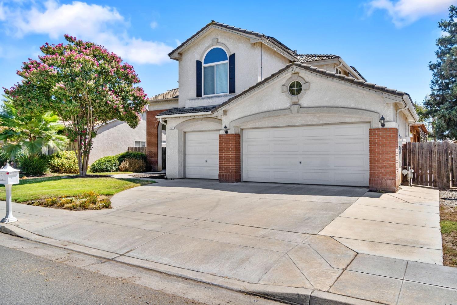 Detail Gallery Image 2 of 39 For 5241 W Bedford Ave, Fresno,  CA 93722 - 3 Beds | 2 Baths