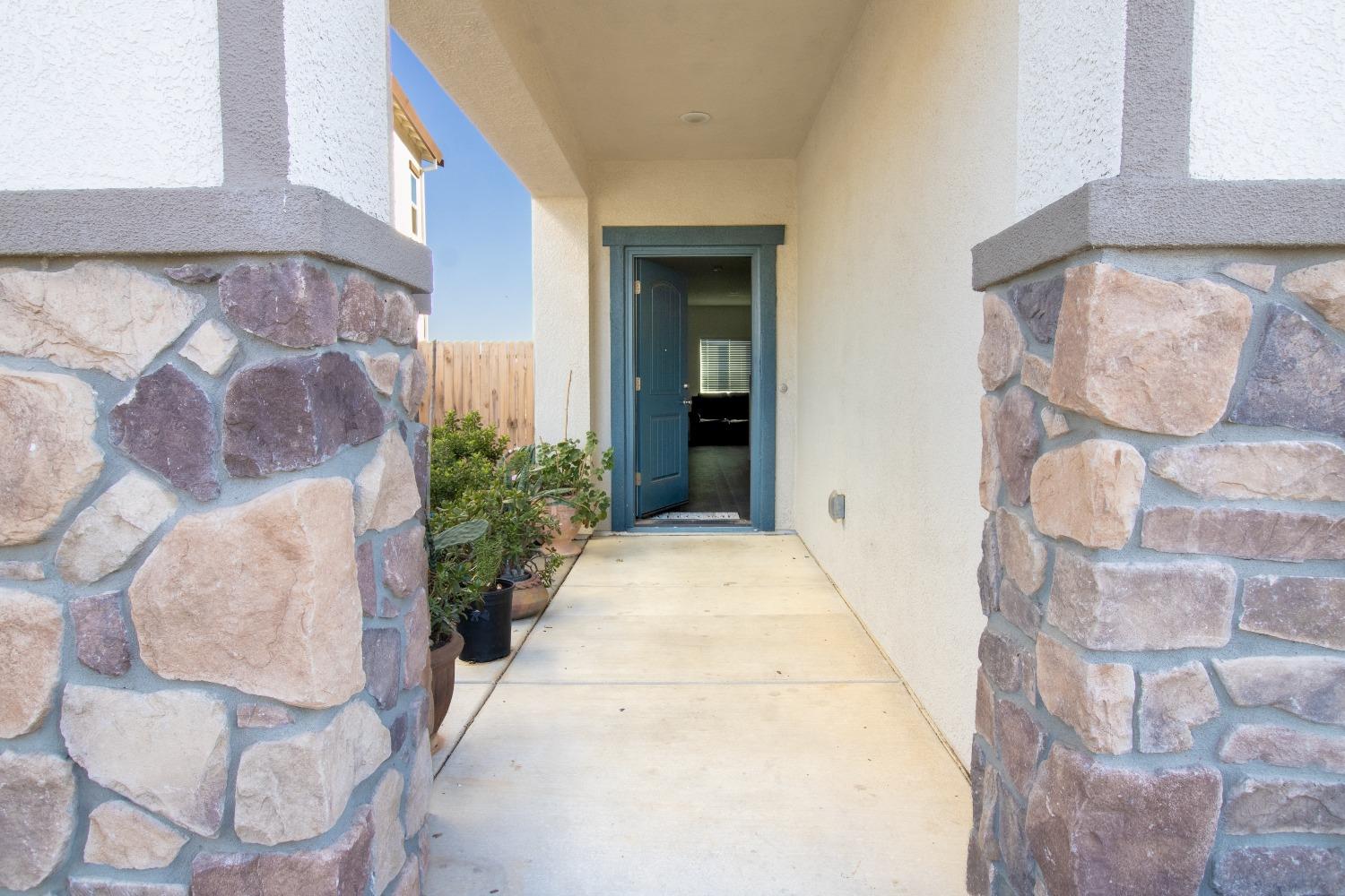 Detail Gallery Image 3 of 34 For 12142 Alamosa Dr, Rancho Cordova,  CA 95742 - 4 Beds | 2/1 Baths