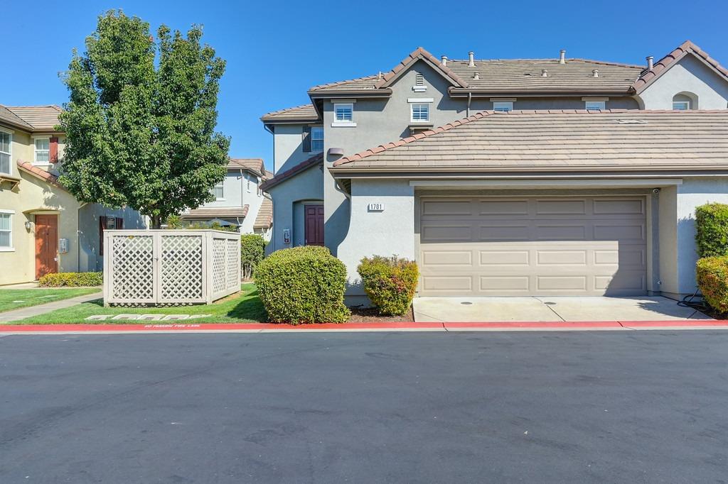 Detail Gallery Image 1 of 29 For 1701 Rivage Cir, Folsom,  CA 95630 - 2 Beds | 2/1 Baths