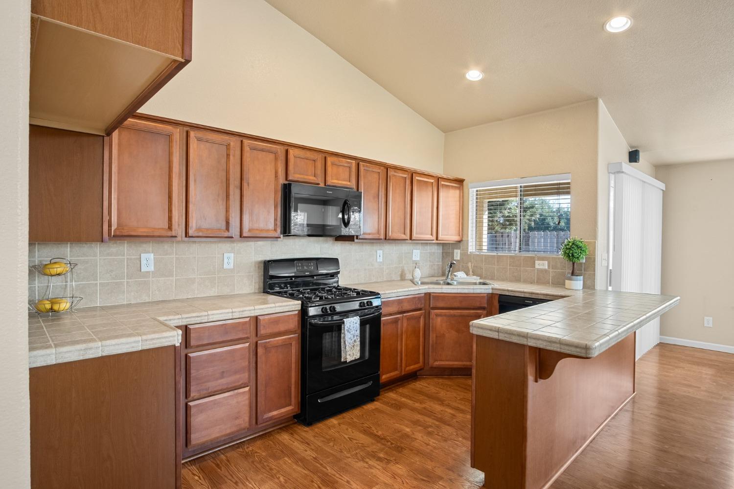 Detail Gallery Image 9 of 32 For 932 Chris Ln, Turlock,  CA 95380 - 4 Beds | 2 Baths