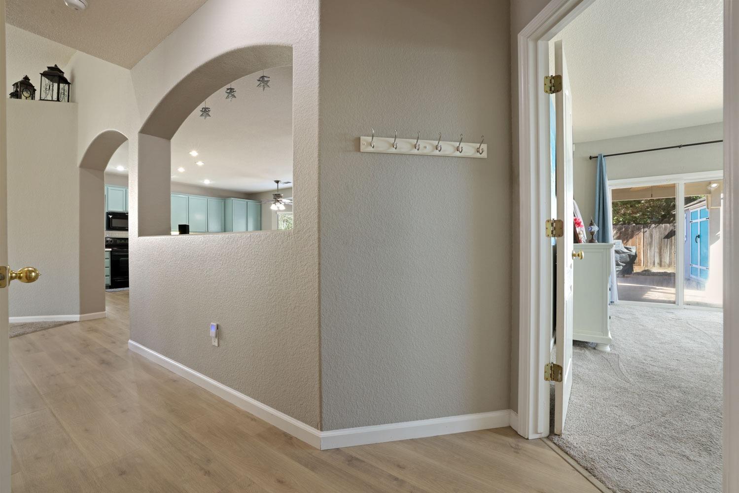 Detail Gallery Image 9 of 36 For 4552 Sugar Oak Dr, Turlock,  CA 95382 - 4 Beds | 2/1 Baths