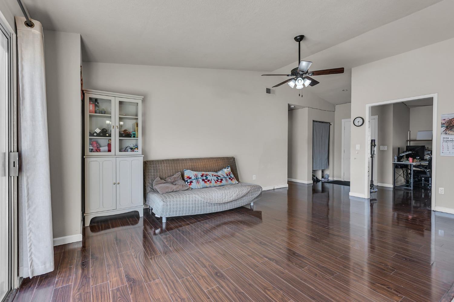 Detail Gallery Image 10 of 34 For 8182 Halbrite Way, Sacramento,  CA 95828 - 3 Beds | 2 Baths