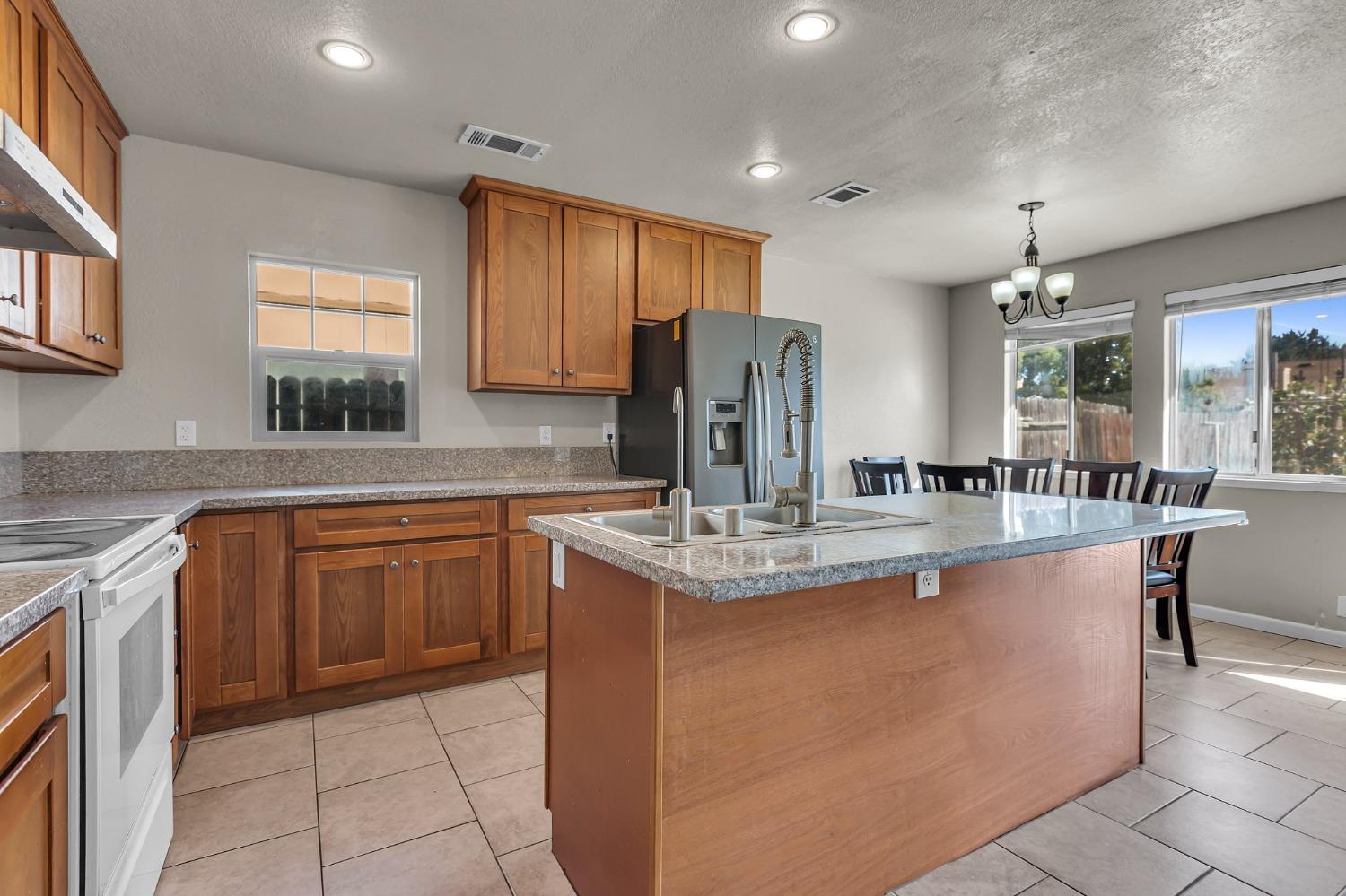 Detail Gallery Image 15 of 34 For 8182 Halbrite Way, Sacramento,  CA 95828 - 3 Beds | 2 Baths