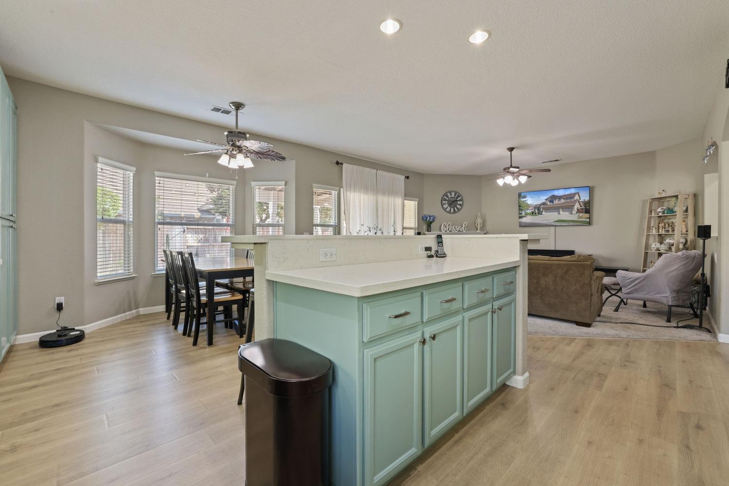 Detail Gallery Image 7 of 36 For 4552 Sugar Oak Dr, Turlock,  CA 95382 - 4 Beds | 2/1 Baths