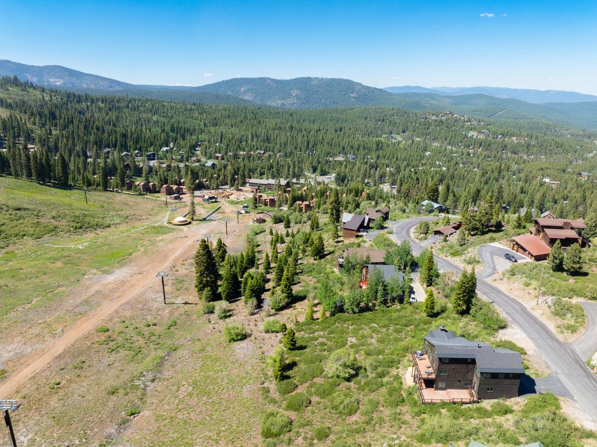 Detail Gallery Image 2 of 18 For 13637 Skislope Way, Truckee,  CA 96161 - – Beds | – Baths