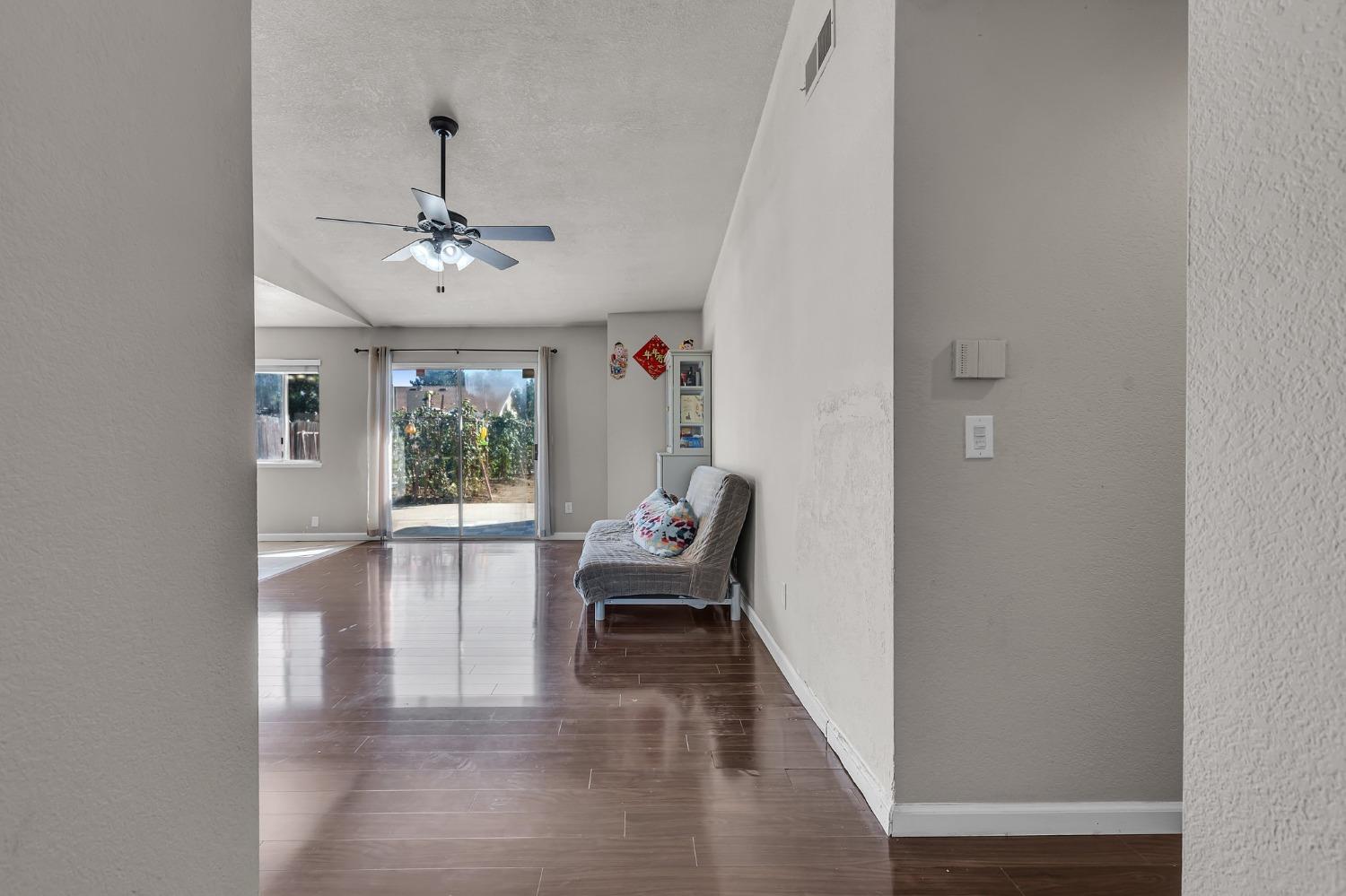 Detail Gallery Image 4 of 34 For 8182 Halbrite Way, Sacramento,  CA 95828 - 3 Beds | 2 Baths