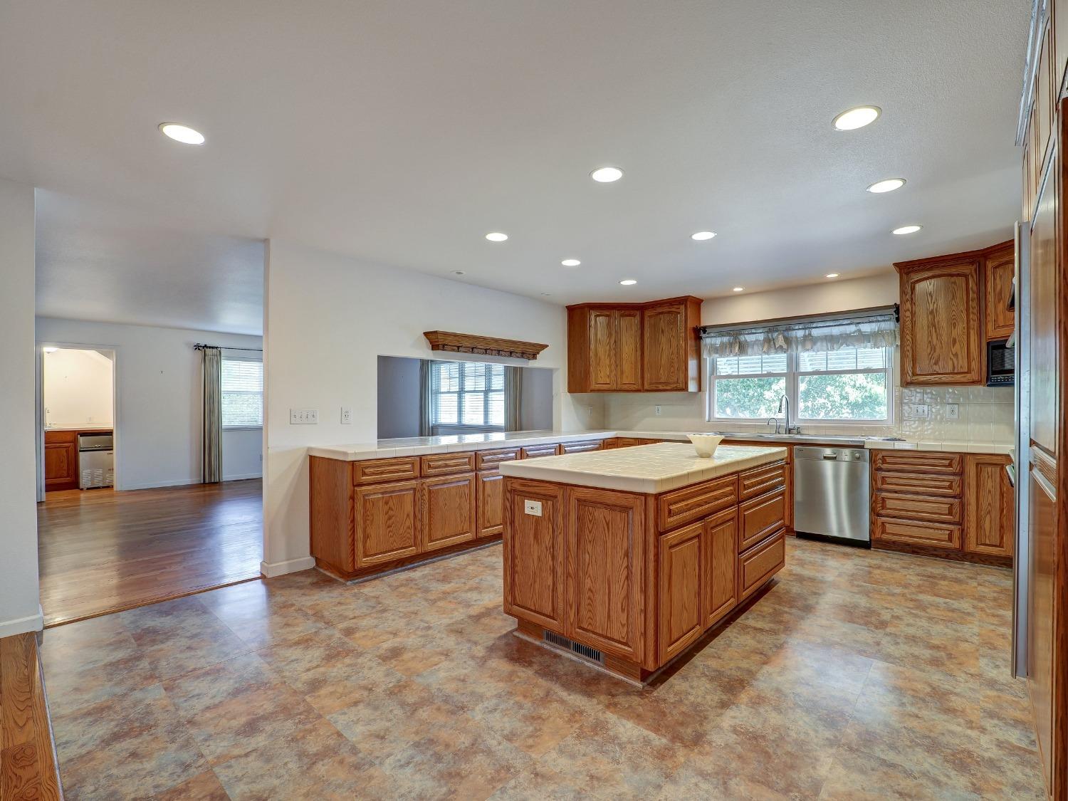 Detail Gallery Image 12 of 38 For 10951 River Road, Courtland,  CA 95615 - 4 Beds | 2/1 Baths